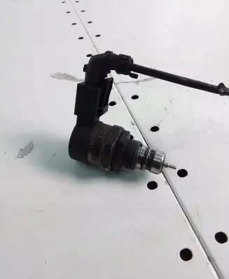 BMW 7 E65 E66 Fuel pressure regulator 0281002738