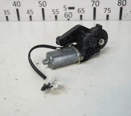 Mercedes-Benz C W204 Seat adjustment motor 0390203367 825843714