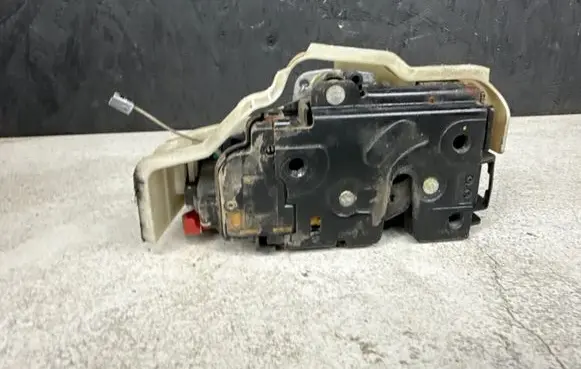 Volkswagen Golf V Rear door lock 1K9839768