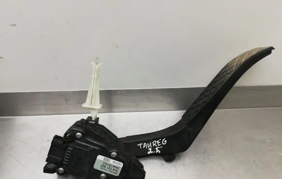 Volkswagen Touareg I Accelerator throttle pedal 7L6721507