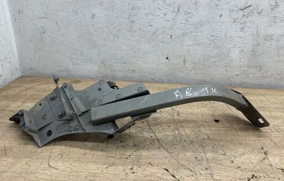 Audi A8 S8 D4 4H Fender mounting bracket 4H0821233 AT3E1