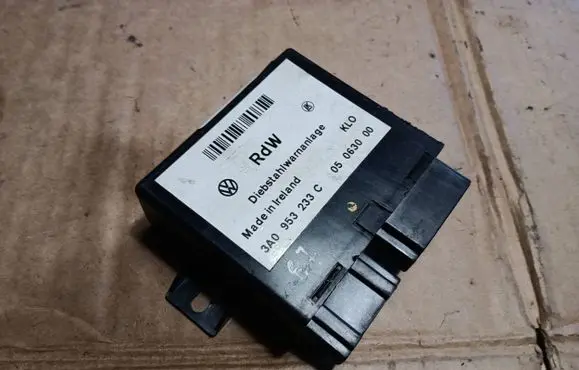 Volkswagen PASSAT B4 Comfort/convenience module 05063000 3A0953233C