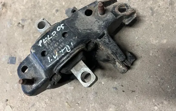 Volkswagen Polo IV 9N3 Engine mount bracket 6Q0109555