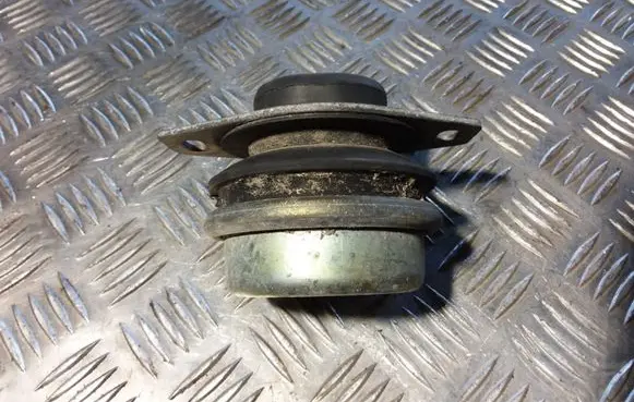 Peugeot 607 Engine mount bracket