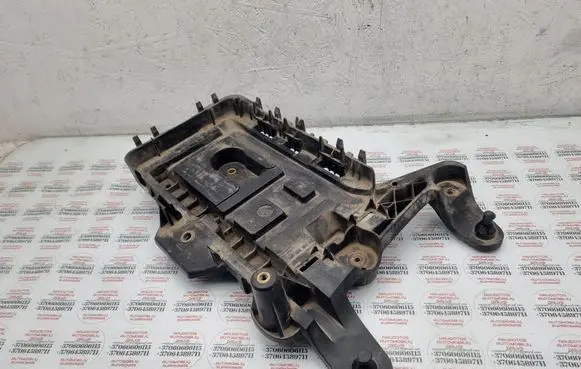 Volkswagen PASSAT B6 Battery tray 1K0915333H