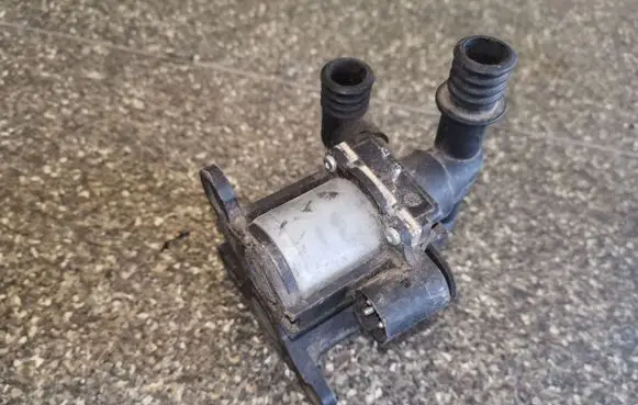 BMW 5 E34 Coolant heater control valve 8391417