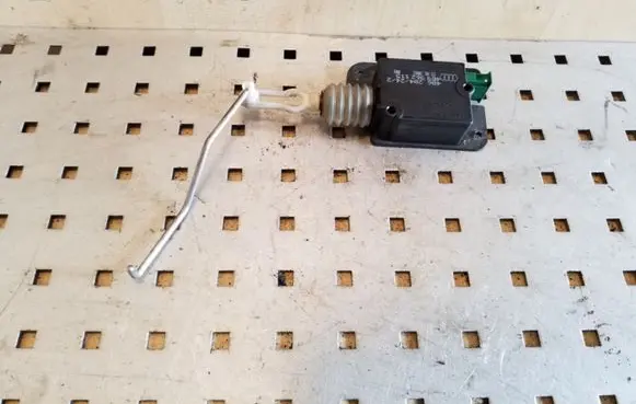 Audi A3 S3 8L Tailgate boot lock/latch motor 4B9962115