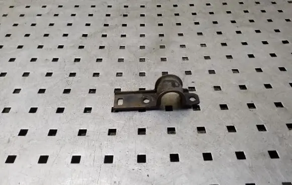 Honda CR-V Sway bar bush bracket, rear 