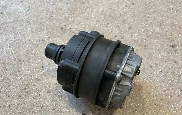 BMW M4 F82 F83 Electric auxiliary coolant/water pump 8600442