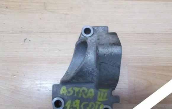 Opel Astra H Engine mounting bracket