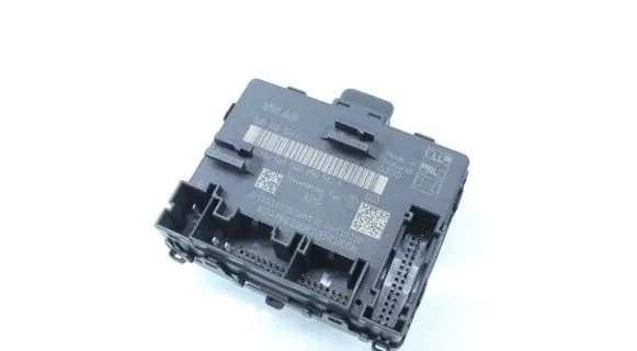 Volkswagen PASSAT B8 Door control unit/module 5Q0959592L