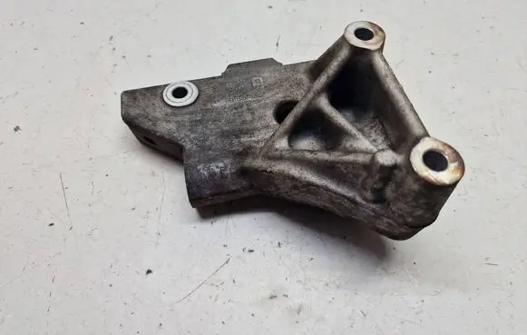 Engine mounting bracket