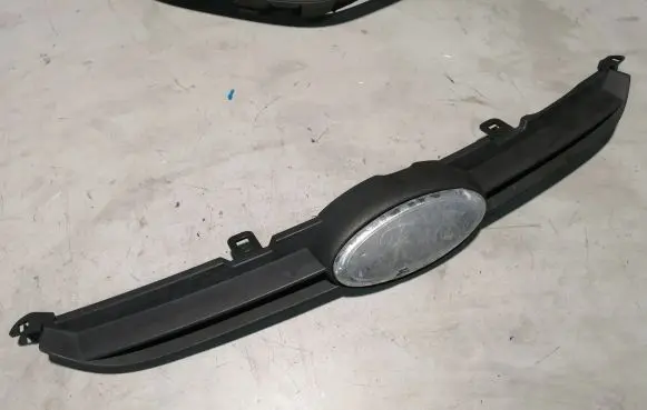 Ford Fiesta Front bumper upper radiator grill 8A618200BC