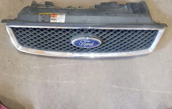 Ford Focus C-MAX Front bumper upper radiator grill 3M518200A
