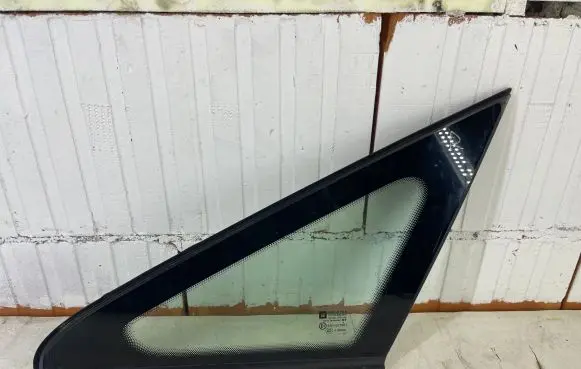 Opel Zafira B Front triangle window/glass 13123920
