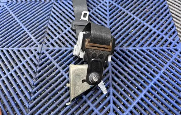 Toyota Auris E180 Middle seatbelt (rear) 07092
