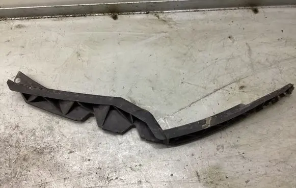 Skoda Octavia Mk2 (1Z) Front bumper mounting bracket 1Z0807184