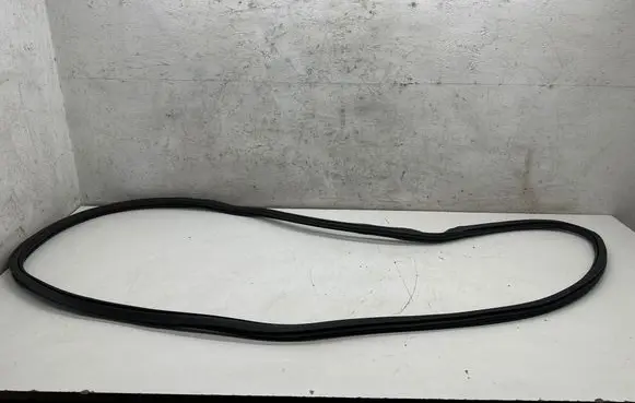 Porsche Macan (95B) Rubber seal front door (on door) 