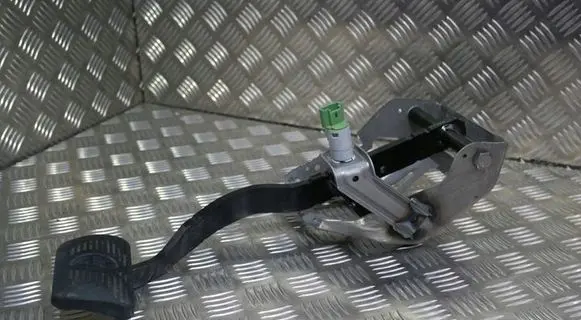 Maserati Levante Accelerator throttle pedal 06700311050
