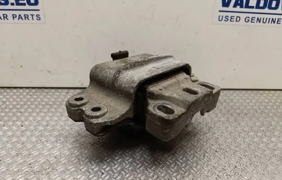 Volkswagen Caddy Engine mount bracket 1K0199555