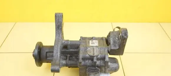 BMW X5 E70 Power steering pump 6796462 28SP30