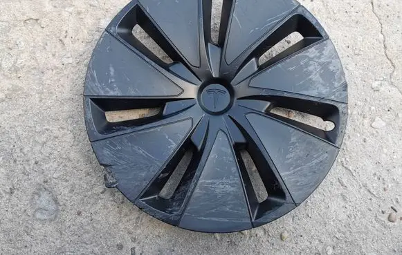 Tesla Model 3 R18 wheel hub/cap/trim 1344231-00-B