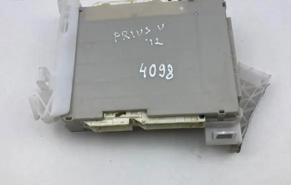 Toyota Prius+ (ZVW40) Fuse module 8273047420A 2762 21101298