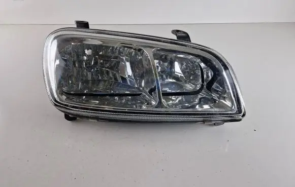 Toyota RAV 4 (XA10) Headlight/headlamp 205247