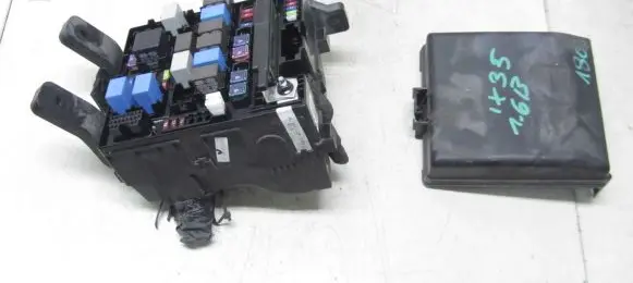 Hyundai ix35 Relay mounting block 