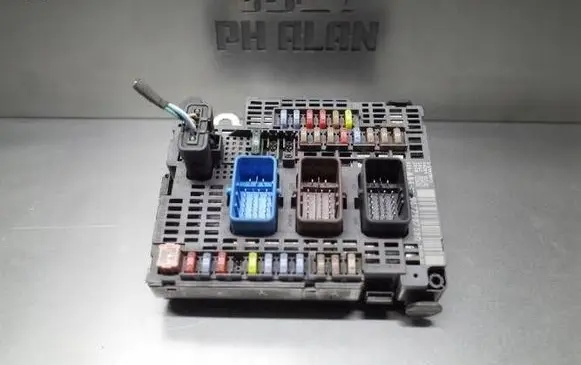 Peugeot 508 Fuse module 9677987580