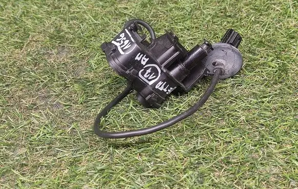 Volkswagen Jetta VI Fuel tank cap lock motor 5C6810773H