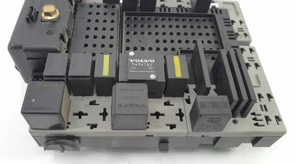 Volvo S60 Relay mounting block 8676286