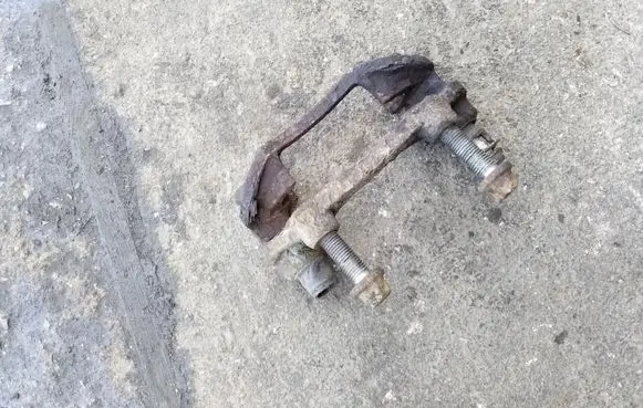 Opel Astra G Brake caliper pad carrier rear 