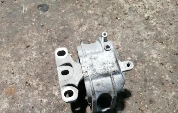 Volkswagen Golf Plus Engine mount bracket 1K0199262AJ