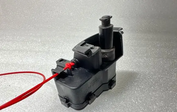 Audi A4 S4 B8 8K Fuel tank cap lock motor 8K0862153D