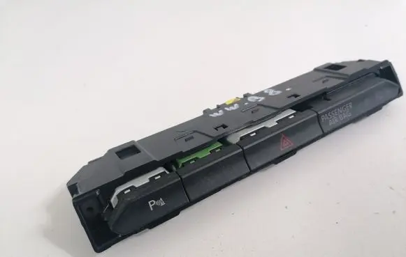 Volkswagen PASSAT B8 Hazard light switch 3G1853770A