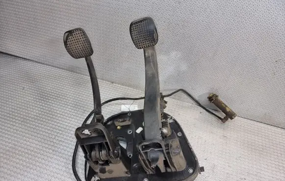 Iveco Daily 35 - 40.10 Pedal assembly 