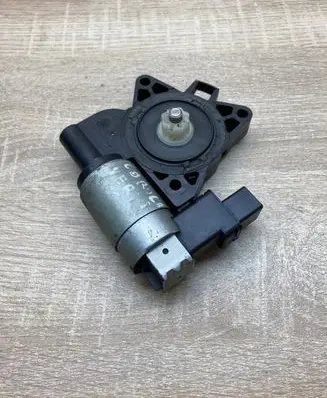 Toyota Corolla Verso AR10 Rear door window regulator motor GJ6A5858X CM011050
