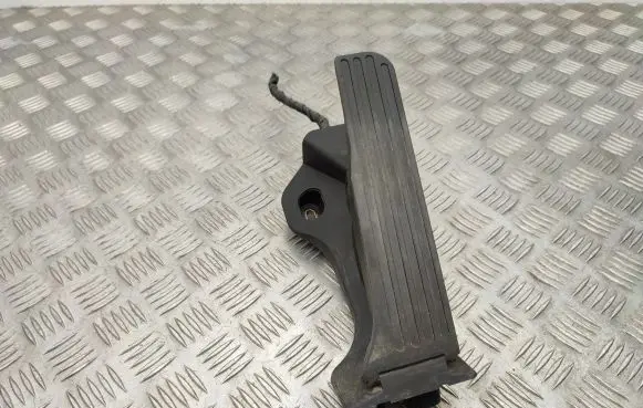 Volkswagen Tiguan Accelerator throttle pedal 1K1721503S