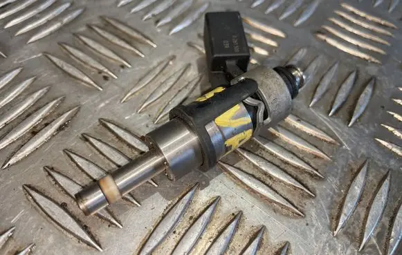Audi A4 S4 B8 8K Fuel injector 06D133036D