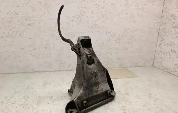 Volkswagen PASSAT B5 Engine mounting bracket 8D0199308