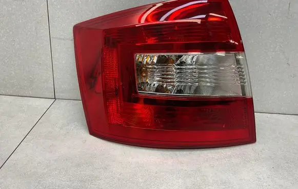 Skoda Rapid (NH) Rear/tail lights 5JJ945111 5JJ945095