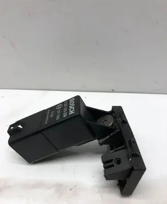 Volkswagen PASSAT B6 Glow plug pre-heat relay 038907281D