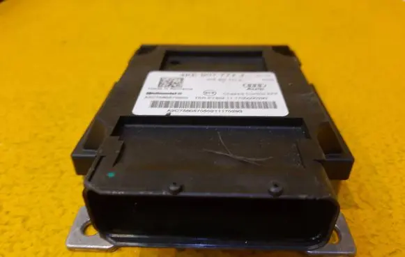 Audi A6 S6 C8 4K Air suspension control unit module (rear) 4KE907777J