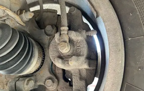 Mitsubishi Lancer Front brake caliper