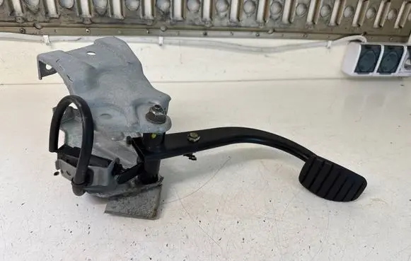Opel Vivaro Brake pedal 93852425 8200320524