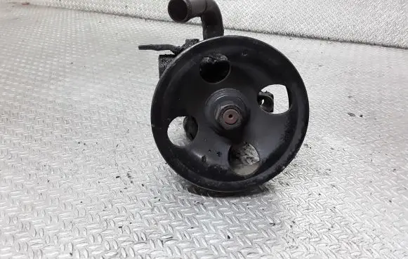 KIA Carens II Power steering pump