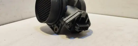 Volkswagen PASSAT B5 Mass air flow meter 0280217117 037906461C