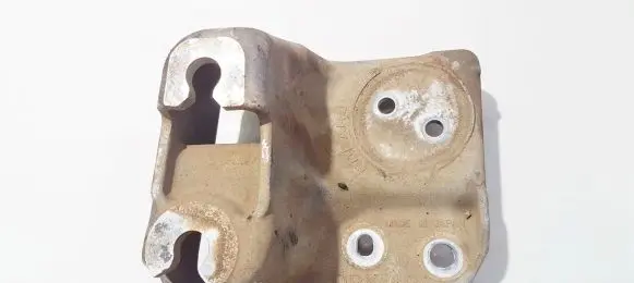 Engine mounting bracket