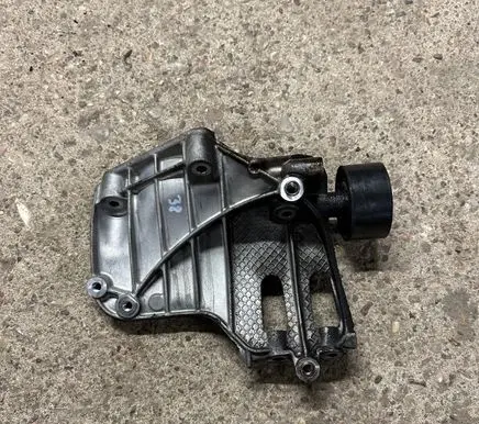 BMW 5 GT F07 A/C compressor mount bracket 7585167 685729